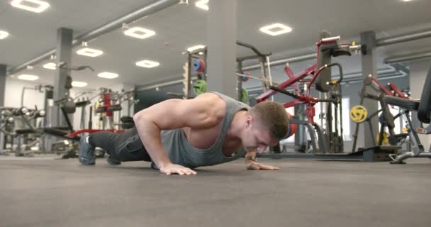 Young Blonde Athlete Squeezing Floor Modern Gym Maximum Concentration Exercise — 图库视频影像