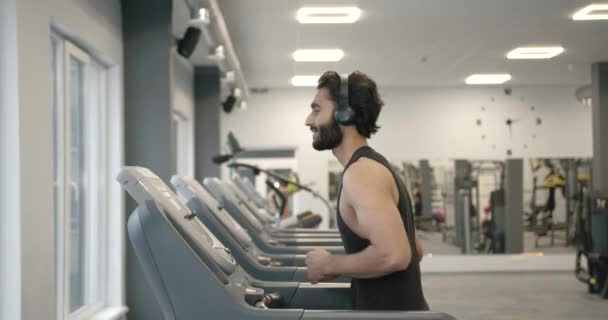 Side View Young Dark Haired Athlete Beard Black Sports Uniform — 图库视频影像