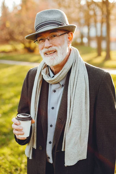 Красивый Дедушка Осеннем Парке Старик Серой Куртке Шляпе Мужчина Кофе — стоковое фото