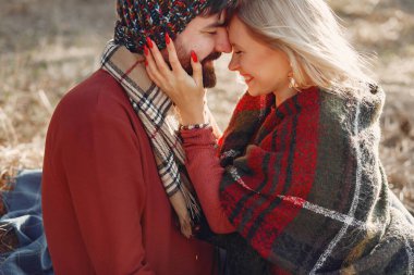 Ağacın yanındaki çift. Bahar ormanındaki insanlar.