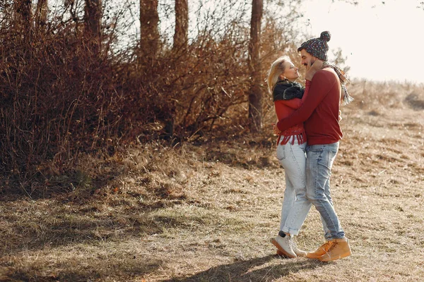 Casal Camisolas Giras Pessoas Uma Floresta Primavera — Fotografia de Stock