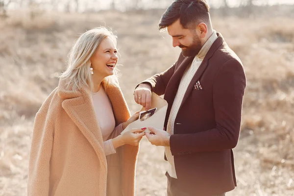 Een Vrouw Een Bruine Jas Mensen Een Voorjaarsbos Echografie Van — Stockfoto