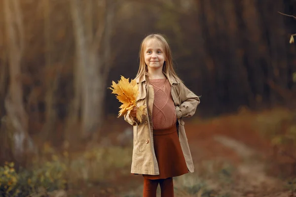 Słodkie Dziecko Jesiennym Parku Elegancka Mała Dama Blond Włosami Dziewczyna — Zdjęcie stockowe