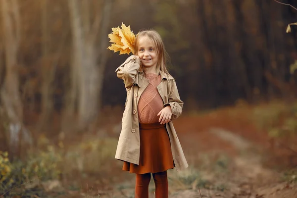 Słodkie Dziecko Jesiennym Parku Elegancka Mała Dama Blond Włosami Dziewczyna — Zdjęcie stockowe