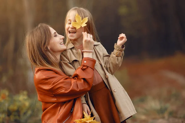 Madre Alla Moda Con Figlia Famiglia Parco Autunnale Figlia Cappotto — Foto Stock