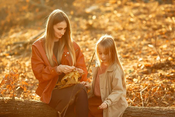 Fashionable Mother Daughter Family Autumn Park Little Daughter Brown Coat — Stock Photo, Image