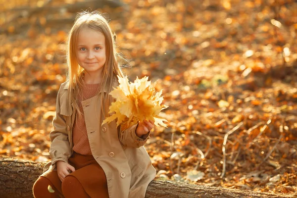 Lindo Niño Parque Otoño Elegante Mujercita Pelo Rubio Chica Con —  Fotos de Stock