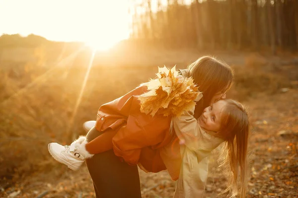 Modische Mutter Mit Tochter Familie Herbstlichen Park Kleine Tochter Braunen — Stockfoto