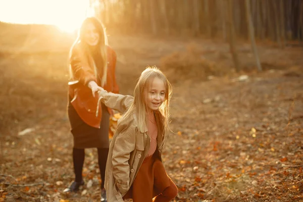 Kızı Olan Modaya Uygun Bir Anne Sonbahar Parkında Bir Aile — Stok fotoğraf