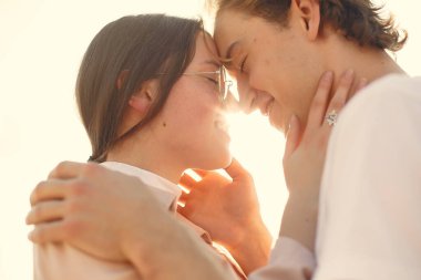 Yaz parkında bir çift. Beyaz tişörtlü adam..