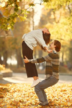 Parkta bir çift. Beyaz tişörtlü adam. Altın sonbahar.