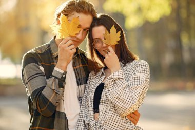 Parkta bir çift. Beyaz tişörtlü adam. Altın sonbahar.