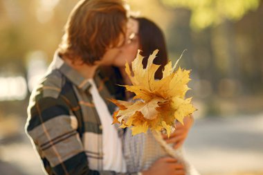 Parkta bir çift. Beyaz tişörtlü adam. Altın sonbahar.