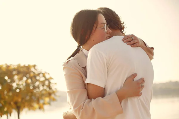 Pareja Parque Verano Hombre Con Una Camiseta Blanca — Foto de Stock