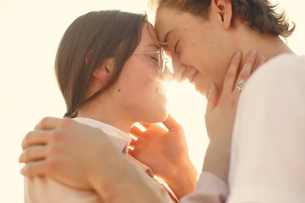 Couple Dans Parc Été Homme Shirt Blanc — Photo