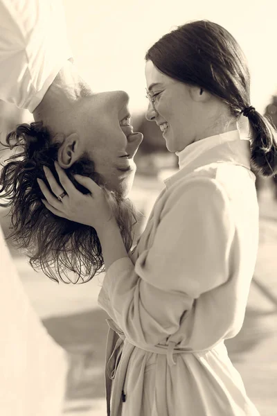 Pareja Junto Agua Tipo Con Una Camiseta Blanca Pareja Sobre —  Fotos de Stock