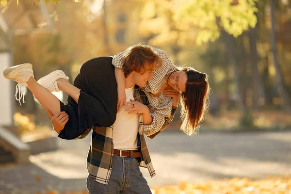 Pareja Parque Tipo Con Una Camiseta Blanca Otoño Dorado — Foto de Stock