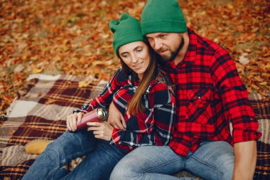 Parkta bir çift. Altın bir ormanda aile. Sakallı adam