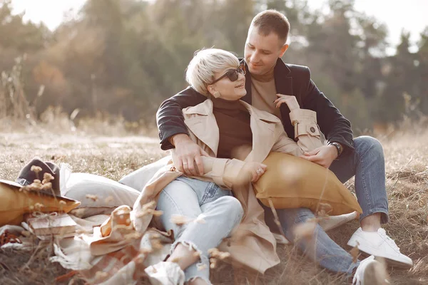 Pareja Campo Una Chica Con Abrigo Marrón Hombre Con Esposa —  Fotos de Stock