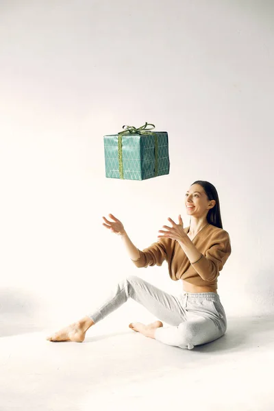 Vrouw Met Cadeautjes Meisje Een Bruine Trui Dame Een Studio — Stockfoto