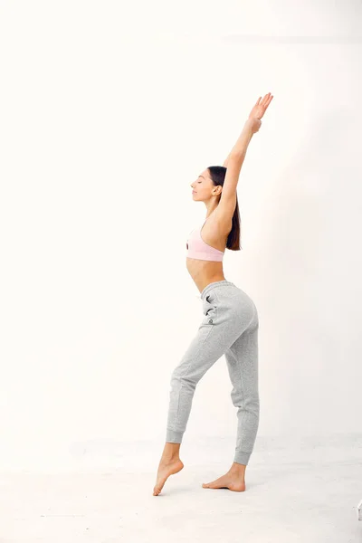 Menina Bonita Estúdio Ioga Uma Mulher Fazer Ioga Senhora Topo — Fotografia de Stock