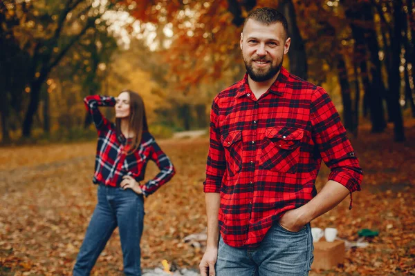 Casal Num Parque Família Numa Floresta Dourada Homem Com Barba — Fotografia de Stock