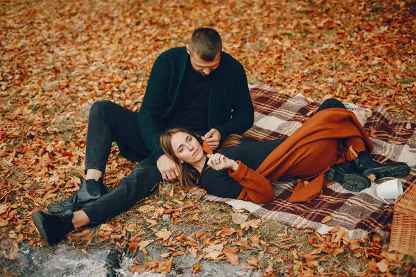 Couple Dans Parc Famille Dans Une Forêt Dorée Homme Barbe — Photo