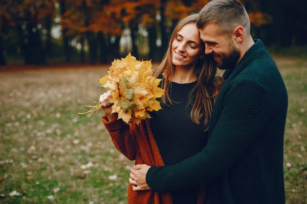 Couple Dans Parc Famille Dans Une Forêt Dorée Homme Barbe — Photo