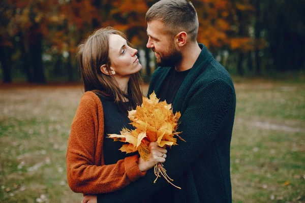 Casal Num Parque Família Numa Floresta Dourada Homem Com Barba — Fotografia de Stock