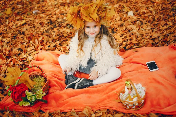 Lindo Niño Parque Otoño Elegante Señorita Con Frutas —  Fotos de Stock