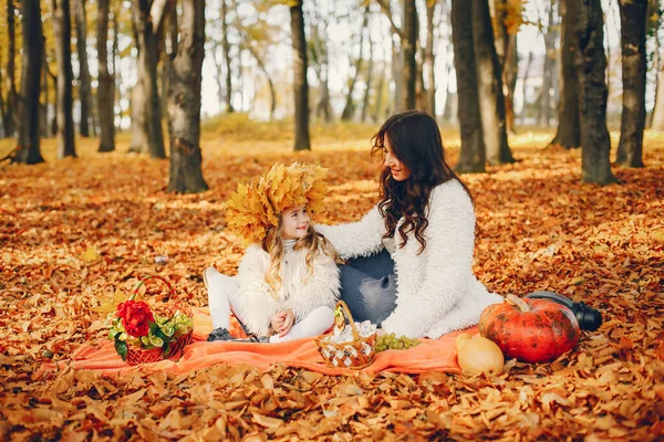 美丽的母亲和女儿 一家人在秋天的公园里 — 图库照片