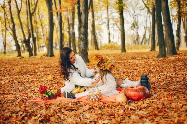 Krásná Matka Dcerou Rodina Podzimním Parku Zlatý Podzim — Stock fotografie