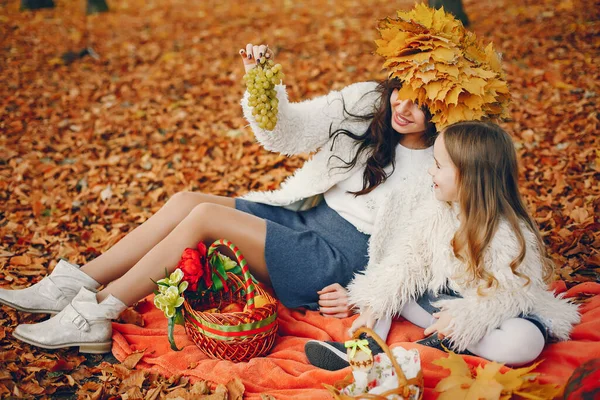 Bela Mãe Com Filha Família Parque Outono Outono Dourado — Fotografia de Stock