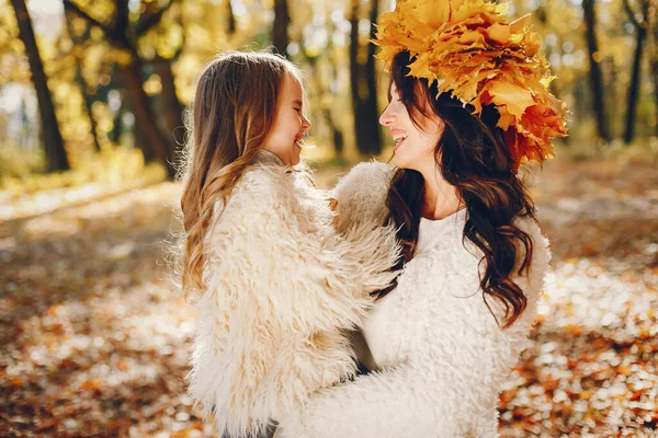 Bela Mãe Com Filha Família Parque Outono Outono Dourado — Fotografia de Stock