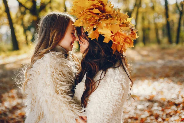 Прекрасная Мать Дочерью Семья Осеннем Парке Золотая Осень — стоковое фото