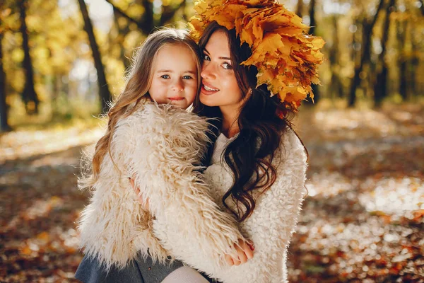 Güzel Bir Anne Kızı Sonbahar Parkında Bir Aile Altın Sonbahar — Stok fotoğraf