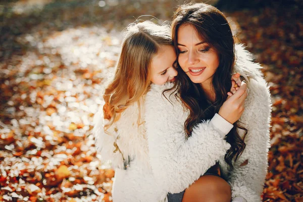 娘を持つ美しい母親 秋の公園で家族 黄金の秋 — ストック写真