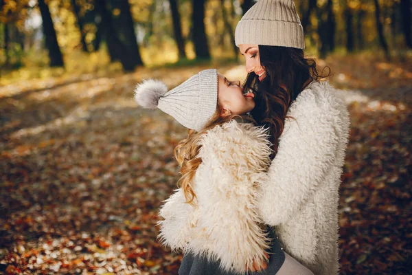 Schöne Mutter Mit Tochter Familie Herbstlichen Park Goldener Herbst — Stockfoto