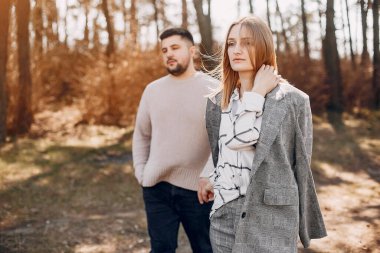 Parkta bir çift. Gri ceketli sarışın. Sakallı adam