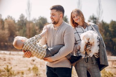 Sevimli küçük oğlu olan bir aile. Parkta çocuklu ebeveynler