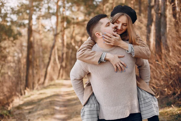 Couple Dans Parc Blonde Manteau Marron Homme Barbe — Photo