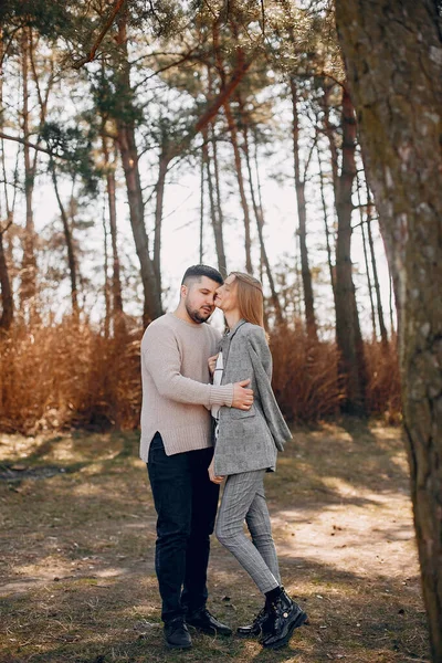 Casal Num Parque Loira Com Casaco Cinzento Homem Com Barba — Fotografia de Stock