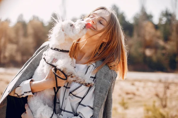 Krásná Dívka Parku Stylová Dívka Malým Psem — Stock fotografie