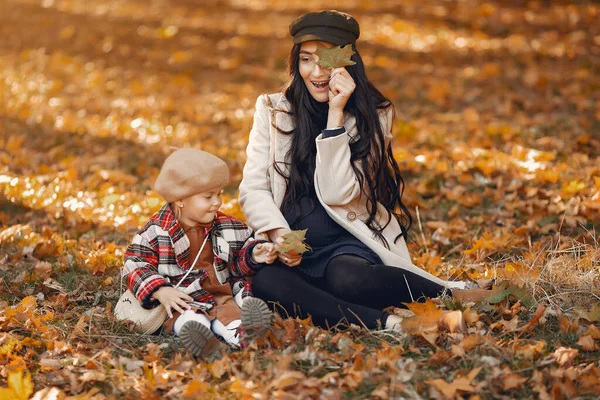 Madre Incinta Con Figlia Famiglia Parco Autunnale Bambina Con Cappello — Foto Stock