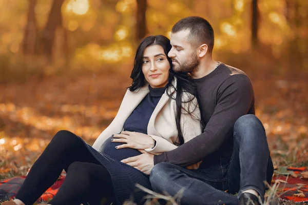 Casal Num Parque Mulher Grávida Casaco Castanho Homem Com Barba — Fotografia de Stock