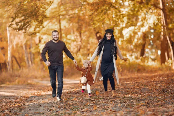 Familie Herbstlichen Park Schwangere Braunen Mantel Nettes Kleines Mädchen Mit — Stockfoto