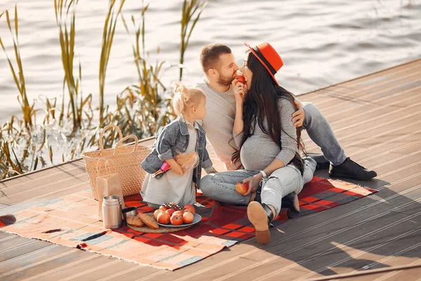 Familie Een Herfstpark Moeder Met Een Rode Hoed Schattig Klein — Stockfoto