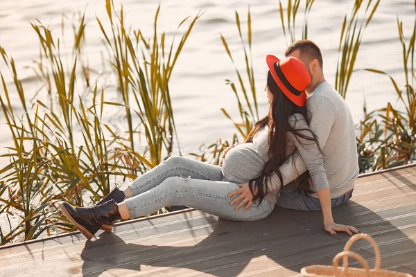 Brutale Vrouw Een Grijze Trui Gezin Bij Water — Stockfoto