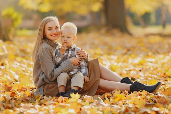 Rodina Podzimním Parku Matka Hnědém Svetru Roztomilý Chlapeček Košili — Stock fotografie