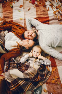 Sonbahar parkında bir aile. Kırmızı kazaklı kadın. Ebeveynleri olan sevimli çocuklar.